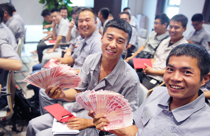 2019年8月9日，中天北京集團直補發(fā)放，員工們難掩幸福之情。