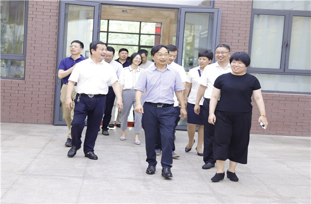 金華市教育局局長(zhǎng)樓偉民來(lái)到中天國(guó)際學(xué)校走訪調(diào)研