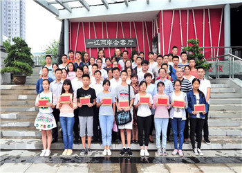 8年，800多名學(xué)生，800多個(gè)夢(mèng)想，中天陜西助學(xué)圓你求學(xué)夢(mèng)！
