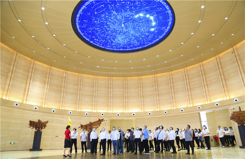 2020中秋來臨之際，中天六建機關150余名員工參觀學習中國建筑科技館，共同探索建筑之美。