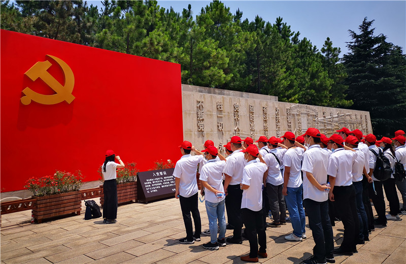 2020年6月30日，中天三建黨支部組織上海區(qū)域、蘇南分公司全體黨員及部分流動(dòng)黨員、預(yù)備黨員、入黨積極分子等40余人赴嘉興南湖開(kāi)展“七一”主題黨建活動(dòng)。