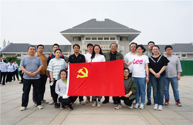 2021年5月20日下午，天怡設計開展“迎接建黨百年華誕”主題活動，組織企業(yè)黨員參觀周恩來鄧穎超紀念館。