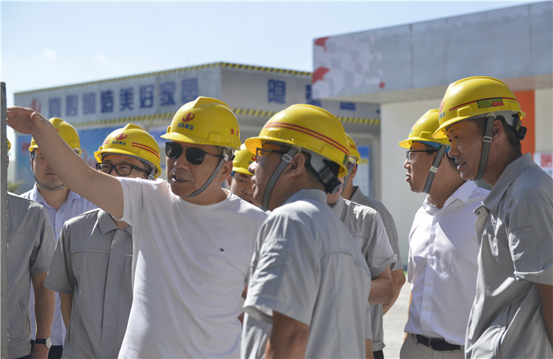 2021年8月31日，控股集團董事長樓永良率隊前往中天三建承建的住建部智能建造試點項目-上海嘉定新城菊園社區(qū)項目了解SPCS體系。