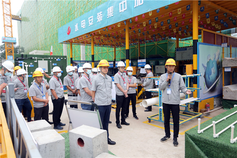 2021年9月29日，中天九建承辦的以“深入實(shí)施質(zhì)量提升行動(dòng) 大力推進(jìn)質(zhì)量強(qiáng)國(guó)建設(shè)”為主題的鄭州市2021年質(zhì)量月工程質(zhì)量提升推進(jìn)現(xiàn)場(chǎng)會(huì)在建業(yè)梅苑項(xiàng)目召開。