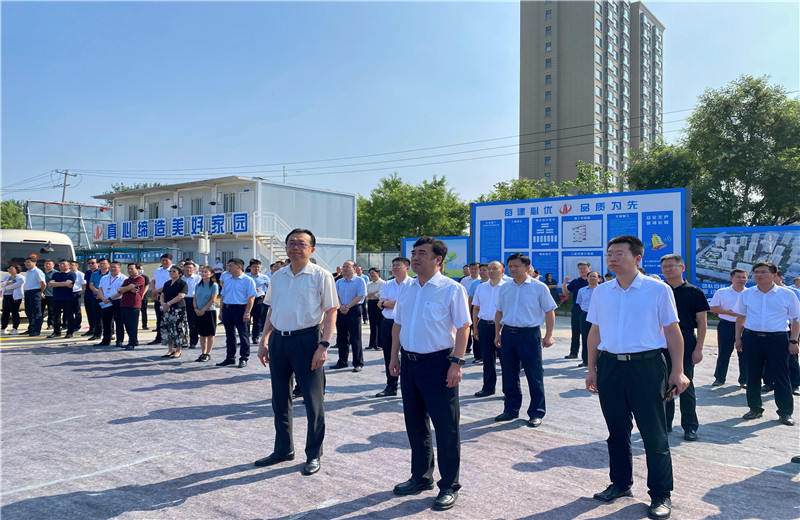 2022年7月24日，青島市委常委、膠州市委書記張新竹一行蒞臨中天建設(shè)集團(tuán)膠東分公司綠城鳳起潮鳴A區(qū)項(xiàng)目工地，對(duì)項(xiàng)目現(xiàn)場(chǎng)進(jìn)行實(shí)地觀摩。