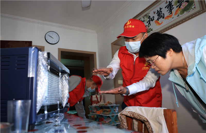 2022年11月1日，中天二建嘉興分公司志愿者帶上大米、食用油及他們的“微心愿”微波爐、電烤箱、空氣炸鍋、電磁爐等來到菱香坊、煙雨苑、江南新家園等小區(qū)慰問因工致殘的困難居民。