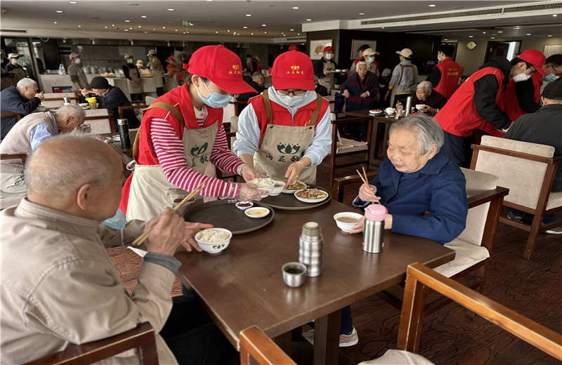 2023年4月12日，控股集團志愿者走進杭州市上城區(qū)雨花敬老院開展公益志愿服務。