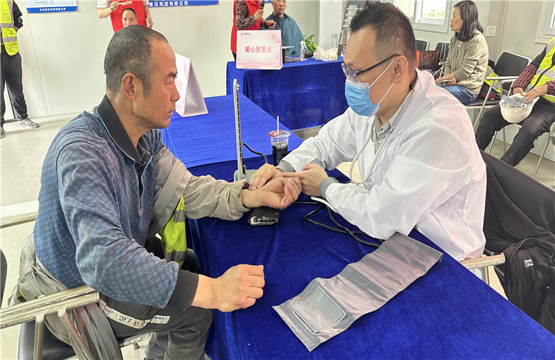 五一前夕，天津公司組織開展為項目一線職工提供愛心剪發(fā)、愛心義診、愛心贈飲、愛心咨詢、愛心加餐服務，給工友們送去了勞動節(jié)的問候。