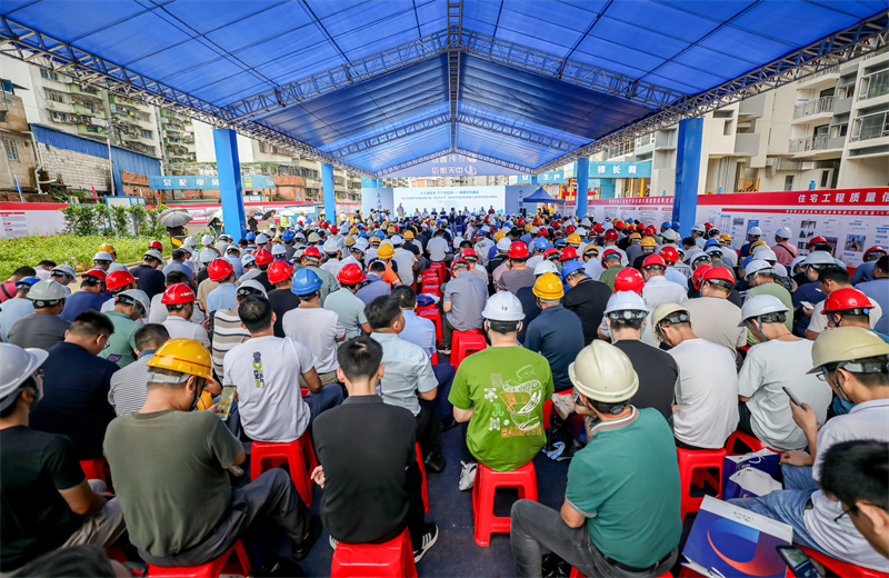 2024年6月15日，2024 年南寧市房屋市政工“安全生產(chǎn)月”啟動(dòng)儀式、應(yīng)急演練暨現(xiàn)場(chǎng)安全標(biāo)準(zhǔn)化觀(guān)摩會(huì)在中天八建南寧保利錦上項(xiàng)目成功舉行。