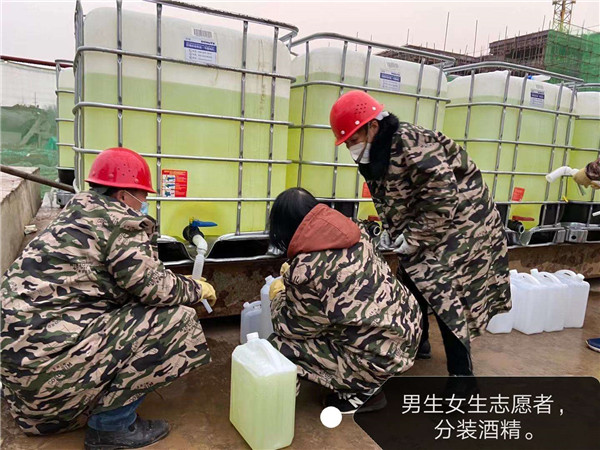 從山東采購拉到松滋市分裝，并發(fā)往全市醫(yī)院的醫(yī)用酒精.jpg