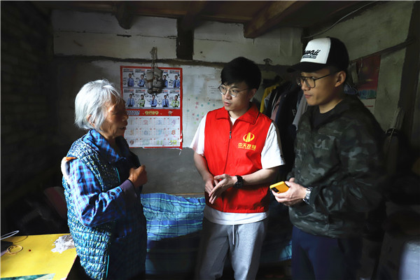 中天志愿者走進(jìn)大山，走訪了解受助學(xué)生家庭情況.jpg