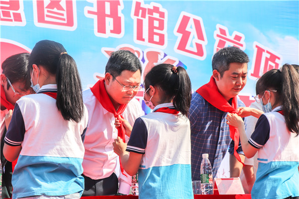 獻紅領(lǐng)巾2-1.jpg