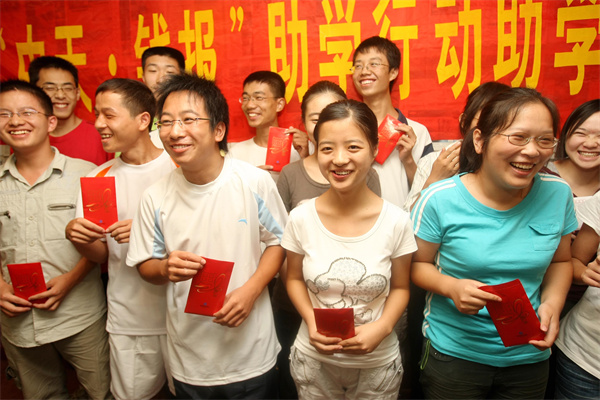 十余年，“中天·錢報(bào)”助學(xué)持續(xù)關(guān)愛寒門學(xué)子_副本.jpg